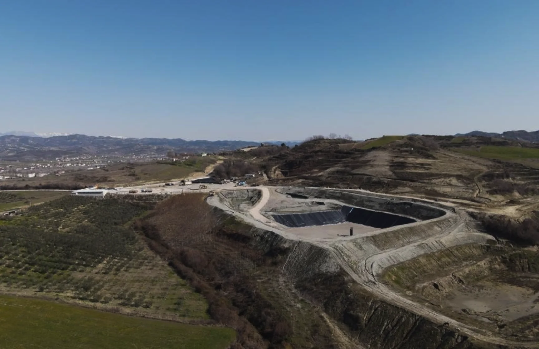 Pamje panoramike e Parkut Industrial dhe landfillit të Brema në Rrashbull